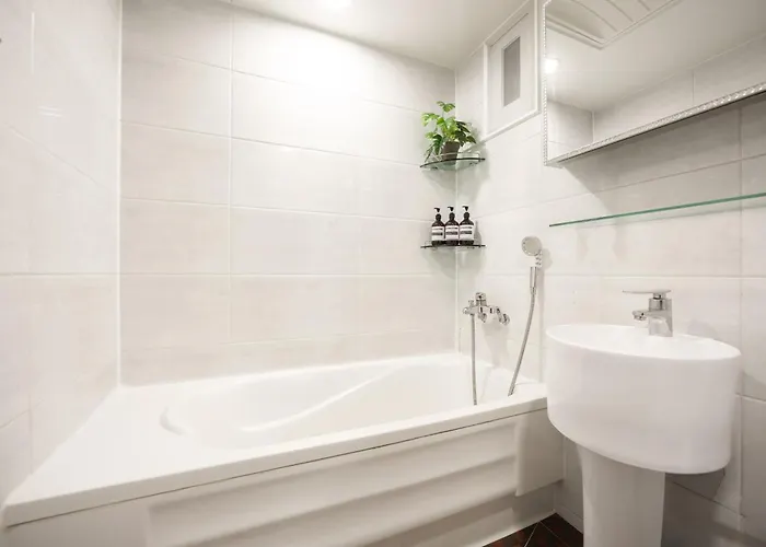3-min Walk To Mangwon Market, Free Parking&luggage Storage, Sleeps 10